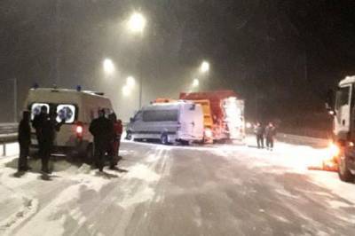 На трассе Киев-Чоп произошло столкновение снегоочистительной машины и маршрутки, есть пострадавшие