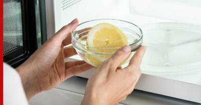 Эксперты рассказали, как быстро почистить микроволновку с помощью лимона