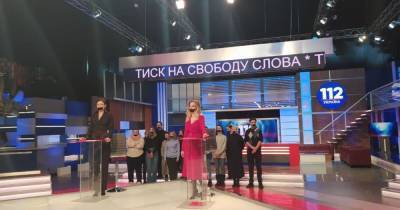 На закрытых телеканалах NewsOne, ZIK и "112 Украина" сотрудники заклеили себе рты