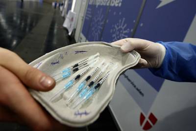 Российский вирусолог назвал причину неэффективности вакцины от коронавируса