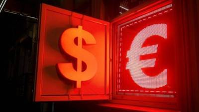 Курсы евро и доллара снижаются на открытии торгов Мосбиржи