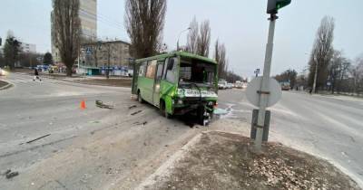 В Харькове "КАМАЗ" столкнулся с маршруткой: есть пострадавшие