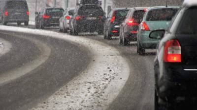 В столице из-за снегопадов образовались пробки на дорогах