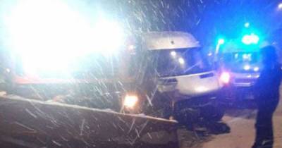 Опасный снегопад: на трассе Киев - Чоп снегоочистительная машина столкнулась с маршруткой (фото)