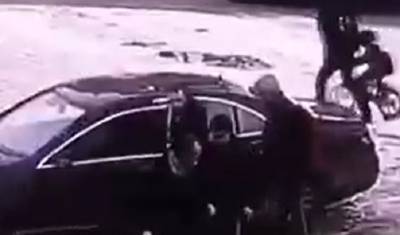 Видео: водитель избил сделавшего ему замечание пешехода в Петербурге