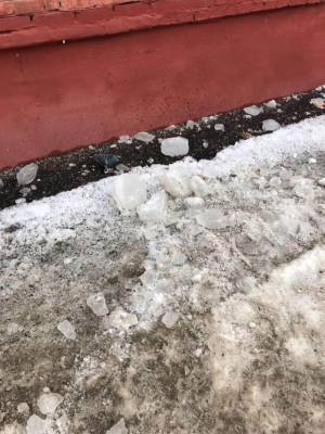 В Междуреченске на бабушку с внучками упал снег с крыши: СК начал проверку