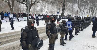 В Киеве перед форумом "Украина 30" проходит митинг Нацкорпуса и противников закрытия каналов