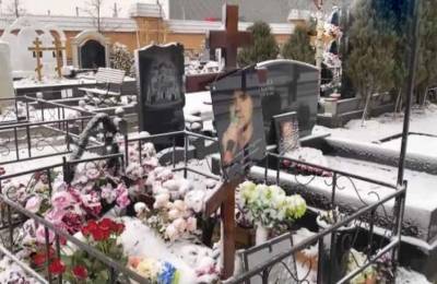 Вид заброшенной могилы музыканта Евгения Осина шокировал его возлюбленную
