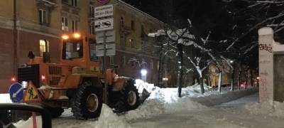 Более ста самосвалов снега вывезено за ночь с улиц Петрозаводска