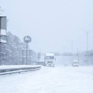 Киев закрывают для грузового транспорта из-за мощного снегопада