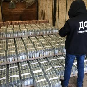 В гараже жителя Запорожской области нашли 4 тыс. бутылок контрафактного алкоголя. Фото