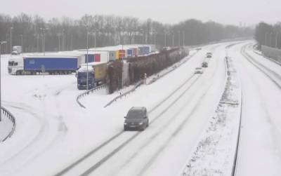 Снегопады парализовали транспортное сообщение между Германией и Нидерландами (ВИДЕО) и мира