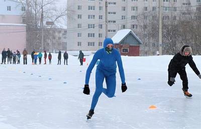 В Сыктывкаре сотни конькобежцев вышли на "Лёд надежды нашей"