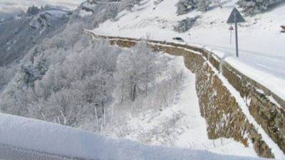 Снежная лавина завалила 200 метров трассы на Колыме