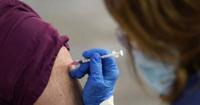 "Антитела могут не выработаться": врач рассказал, кому не стоит делать прививки от коронавируса
