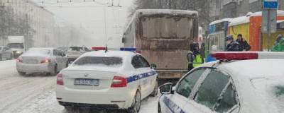 В Новосибирске, упав под колеса автобуса на остановке, погиб мужчина