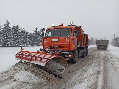 В Краснодарском крае более 200 единиц техники расчищают трассы от снега