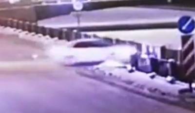 Видео: автомобиль пробил ограждение и упал в Фонтанку в Петербурге