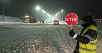 Снегопад парализовал трассу "Киев-Чоп" (ФОТО)