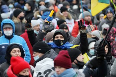 "Конец свободы слова": Киев охватили протесты против закрытия телеканалов