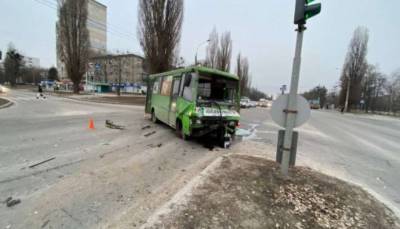 В Харькове маршрутка с пассажирами протаранила грузовик
