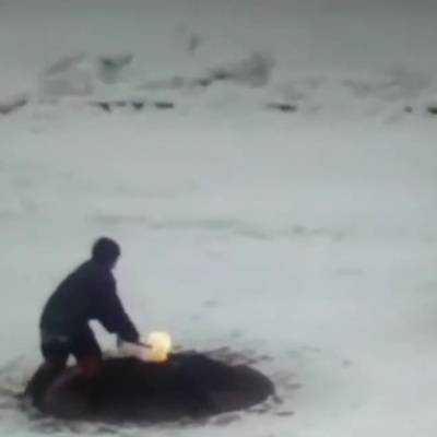 Подростки при игре в снежки затушили Вечный огонь в Красном селе