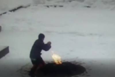 Потушившие снегом Вечный огонь в Красном Селе подростки попали на видео