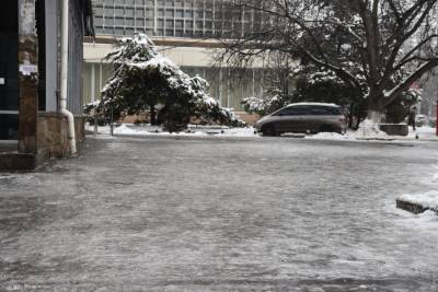 Бешеный шторм, улицы покрыты льдом: как переживает непогоду Одесса – фото, видео