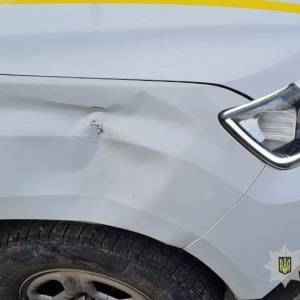 В Запорожье на патрульных напали с кулаками и повредили служебное авто. Фото