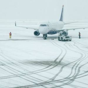 Украинские аэропорты отменяют рейсы из-за разгула стихии