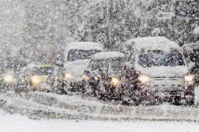 В шести областях Украины ограничили движение грузовиков из-за сильных снегопадов