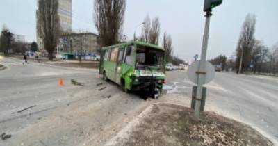 В Харькове маршрутка столкнулась с "КамАЗом": есть пострадавшие (ФОТО)