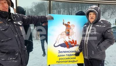 В Киеве развешивают плакаты с Зеленским в виде Георгия Победоносца