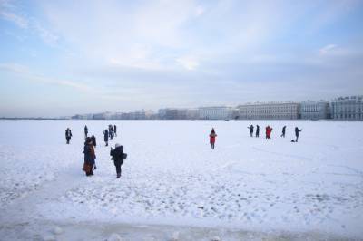 Петербуржцы вышли на лёд греться под солнечными лучами
