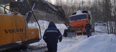 В Петрозаводске застрявший в сугробе мусоровоз доставали краном (ФОТО)