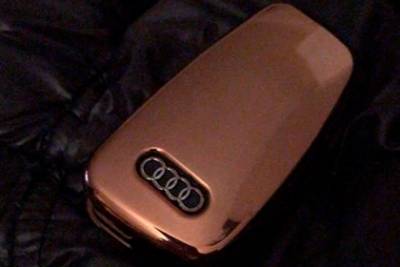 Жена получила в подарок пальто от мужа, нашла в нем ключи от Audi и расстроилась