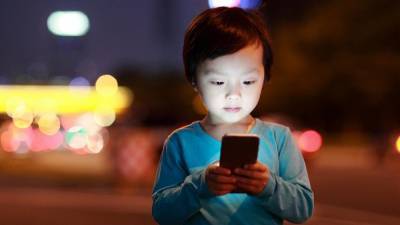 В Китае ученикам запретили брать мобильные телефоны в школу: причина