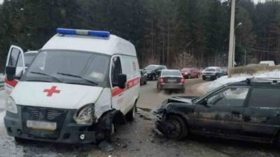 Авария в Ижевске с участием «скорой» и двумя пострадавшими