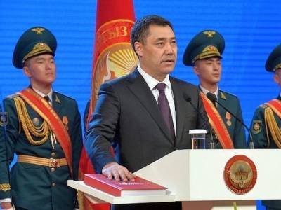 Президент Киргизии рекомендовал чиновникам не вывешивать свой портрет