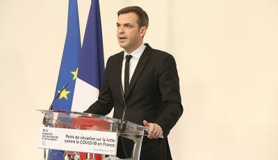 Глава Минздрава Франции привился от COVID-19 в прямом эфире