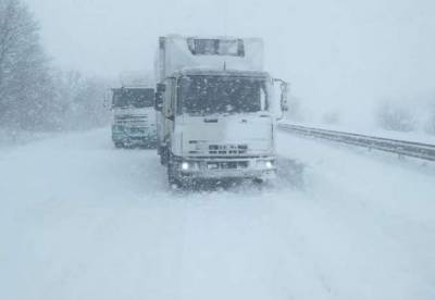 В шести областях Украины из-за снегопадов ограничили движение грузовиков