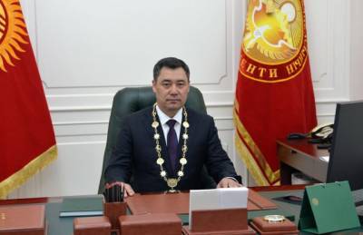 Президент Киргизии попросил не вешать его портреты в кабинетах чиновников