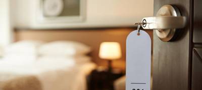Росгвардейцы в Карелии помогли выселить пьяного постояльца гостиницы, разбрасывавшего окурки в номере