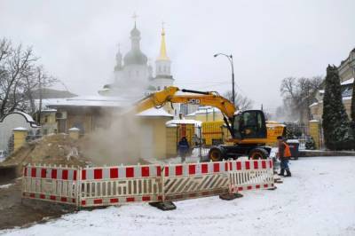 Из-за аварии на теплотрассе возле Киево-Печерской лавры почти 90 домов Киева остались без отопления