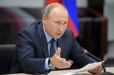 Путин потребовал разобраться с зарплатами ученых в регионах