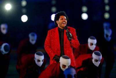 На Super Bowl 2021 The Weeknd выступал с "клонами", а Майли Сайрус с Билли Айдолом