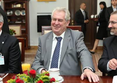СМИ: президент Чехии закурил в ресторане и лишил госбюджет 15 тыс. крон