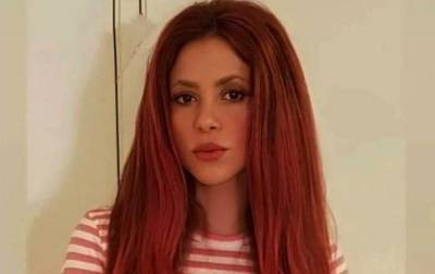 Шакира удивила ярко-розовыми волосами