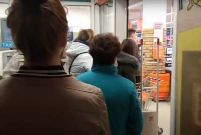 Скандал разгорелся в украинском супермаркете из-за измученного животного, фото: "развлекал" посетителей