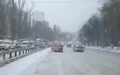 Тройные тарифы на такси и парализованные дороги: метель натворила бед в Киеве, лучше сменить планы и остаться дома